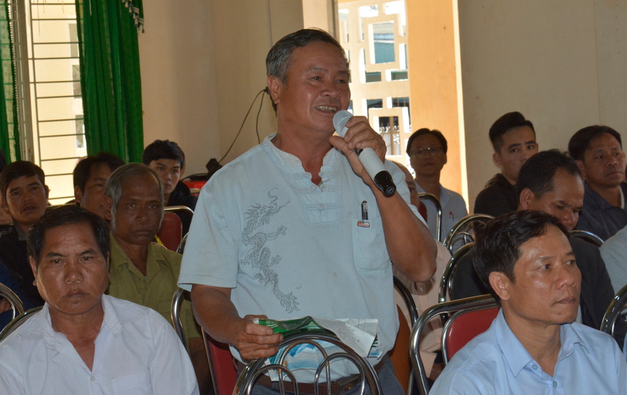 Cử tri Lê Văn Chi (xã Ia Sao, huyện Ia Grai) kiến nghị tại buổi tiếp xúc. Ảnh: Nguyễn Tú