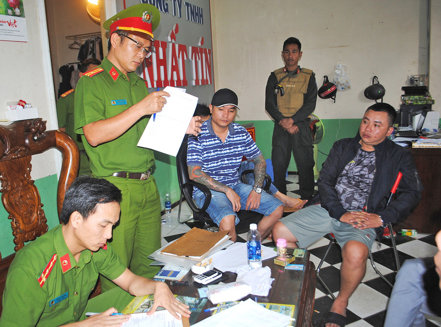 Phòng Cảnh sát Kinh tế (Công an tỉnh) thi hành lệnh bắt, khởi tố các đối tượng về hành vi cho vay lãi nặng. Ảnh: Thúy Trinh