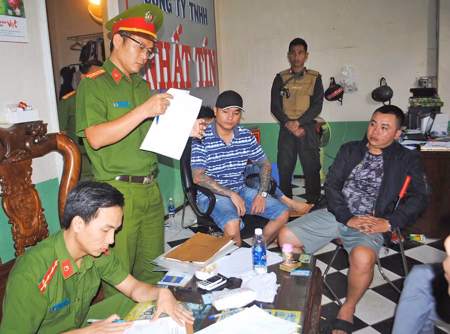 Công an Gia Lai đấu tranh với "tín dụng đen" ảnh 1 Phòng Cảnh sát Kinh tế (Công an tỉnh) thi hành lệnh bắt, khởi tố các đối tượng về hành vi cho vay lãi nặng. Ảnh: Thúy Trinh