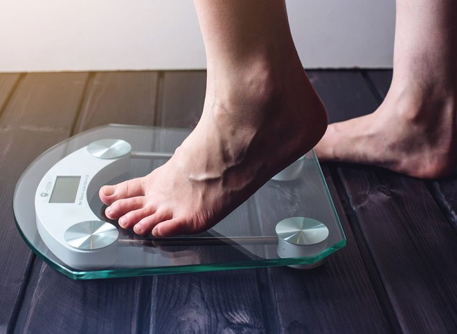 Thiếu ngủ có thể dẫn đến tăng cân. SHUTTERSTOCK