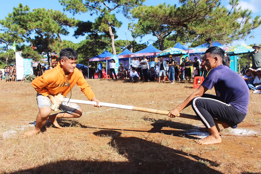  Các vận động viên tranh tài môn đẩy gậy. Ảnh: Phan Lài