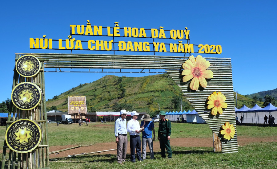 Lãnh đạo huyện Chư Pah kiểm tra công tác chuẩn bị lễ hộijpg