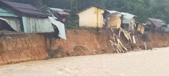 Nhiều nhà dân tại thôn 2, xã Trà Leng bị trôi xuống sông Ảnh: LÊ HẰNG