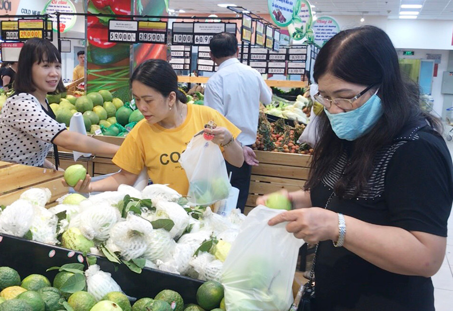 Gian hàng trái cây tại Co.op Mart Pleiku được nhiều khách hàng lựa chọn. Ảnh: Vũ Thảo Gian hàng trái cây tại Co.op Mart Pleiku được nhiều khách hàng lựa chọn. Ảnh: Vũ Thảo