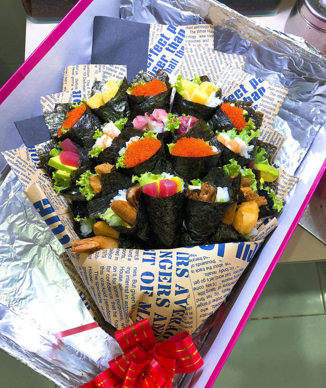 Bó hoa sushi được đặt trong hộp trước khi giao tận tay khách hàng tặng thầy cô ngày 20/11. Ảnh: NVCC. Bó hoa sushi được đặt trong hộp trước khi giao tận tay khách hàng tặng thầy cô ngày 20/11. Ảnh: NVCC.