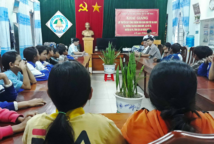 Quang cảnh buổi khai giảng lớp học tại Trường Tiểu học và Trung học cơ sở Đinh Núp (xã Pờ Tó, huyện Ia Pa). Ảnh: Mai Linh