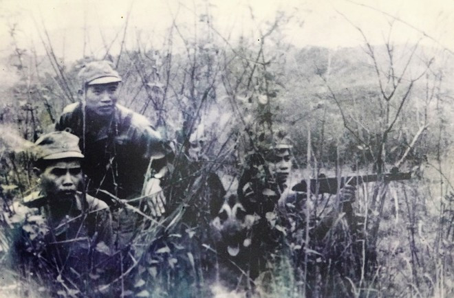 HLV Phạm Văn Biền (thứ 2 từ trái qua) cùng đồng đội phục bắt biệt kích, 16.10.1964 ẢNH: TƯ LIỆU