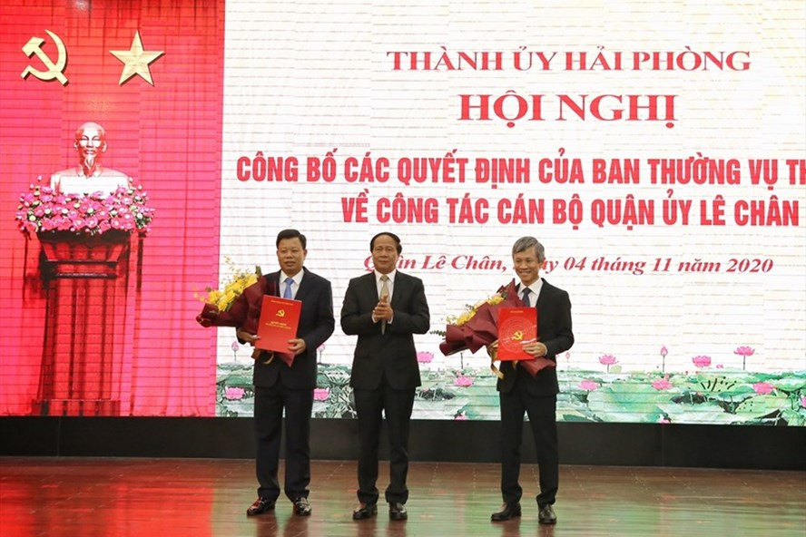 Bí thư Thành ủy Hải Phòng Lê Văn Thành trao quyết định về công tác cán bộ tại quận Lê Chân. Ảnh haiphong.gov.vn Bí thư Thành ủy Hải Phòng Lê Văn Thành trao quyết định về công tác cán bộ tại quận Lê Chân. Ảnh haiphong.gov.vn
