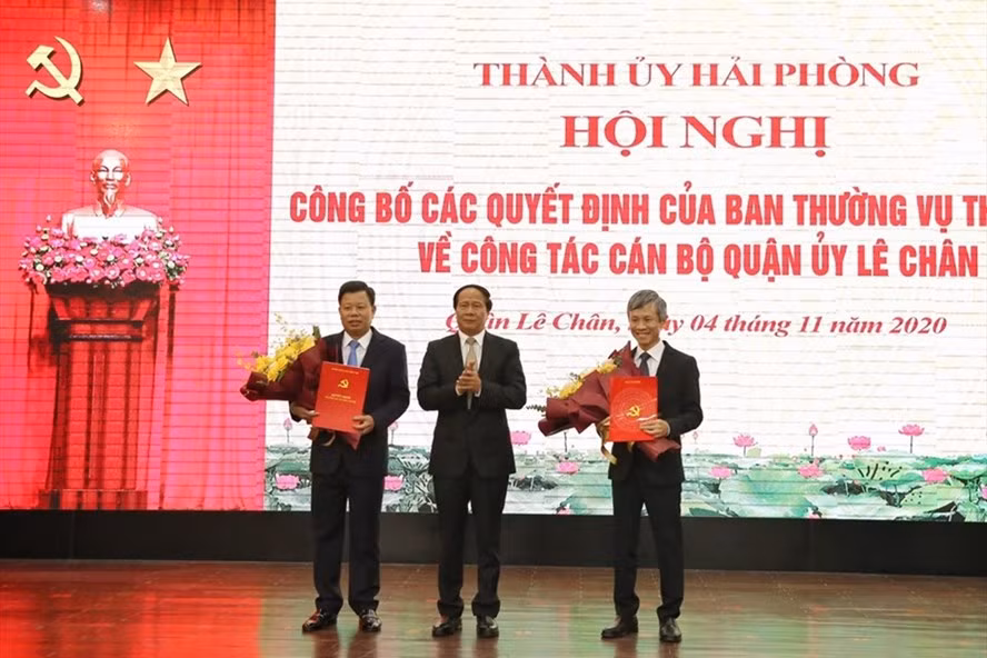  Bí thư Thành ủy Hải Phòng Lê Văn Thành trao quyết định về công tác cán bộ tại quận Lê Chân. Ảnh haiphong.gov.vn