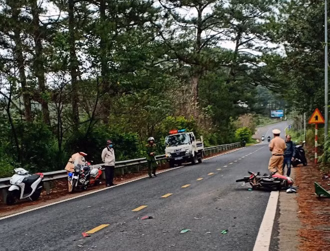 Hiện trường vụ tai nạn trên đèo Prenn - Ảnh: Lâm Viên Hiện trường vụ tai nạn trên đèo Prenn - Ảnh: Lâm Viên
