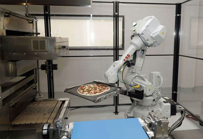 Robot đưa pizza vào lò ở Zume ẢNH: ZUME PIZZA