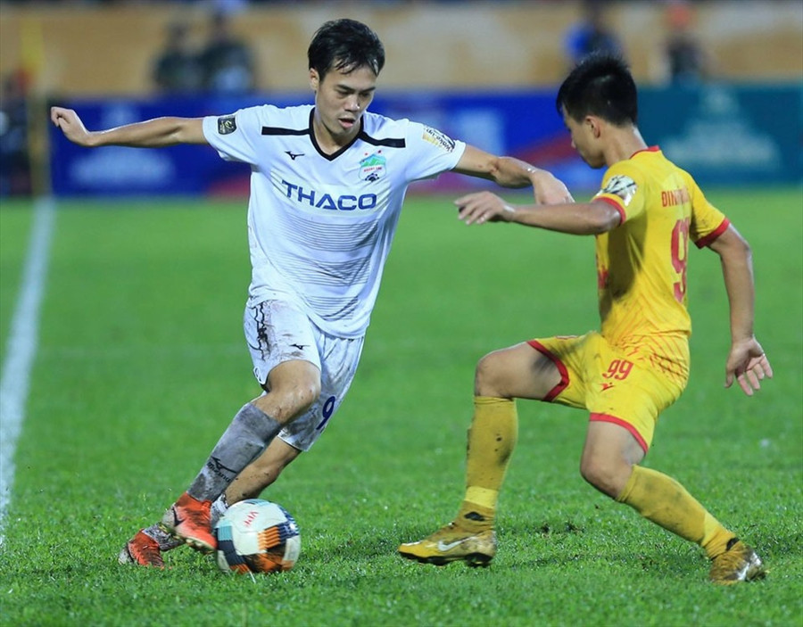 Văn Toàn là điểm sáng hiếm hoi về tinh thần thi đấu của HAGL ở mùa giải 2020. Ảnh: VPF Văn Toàn là điểm sáng hiếm hoi về tinh thần thi đấu của HAGL ở mùa giải 2020. Ảnh: VPF