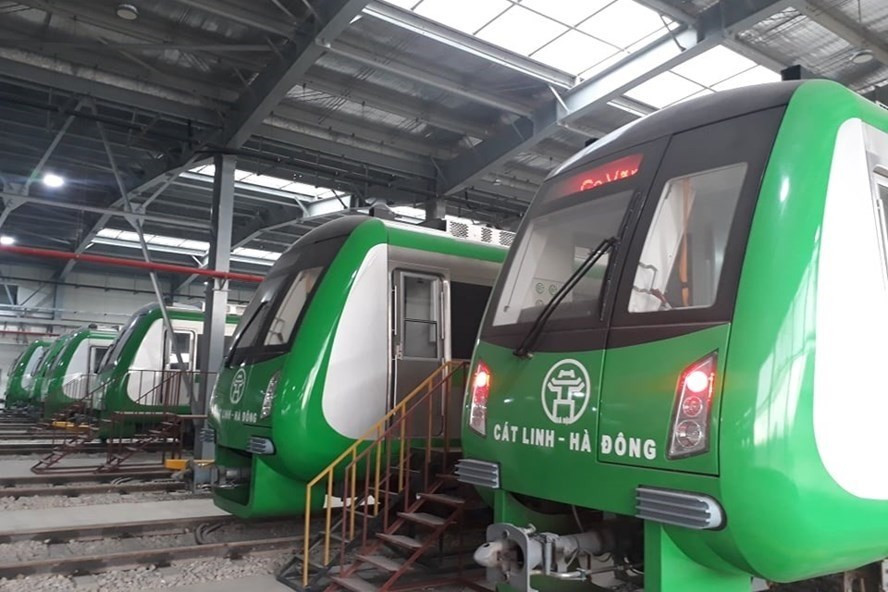  Đoàn tàu đường sắt Cát Linh - Hà Đông đang nằm “đắp chiếu” chờ chạy thương mại. Ảnh: Đ.T