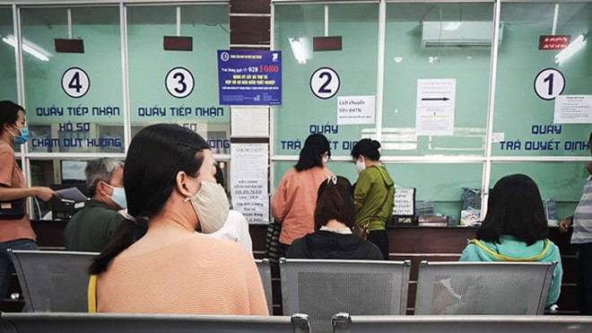 Nhiều lao động trẻ đến Trung tâm dịch vụ việc làm TP.HCM để làm hồ sơ hưởng trợ cấp thất nghiệp. Ảnh: SONG MAI