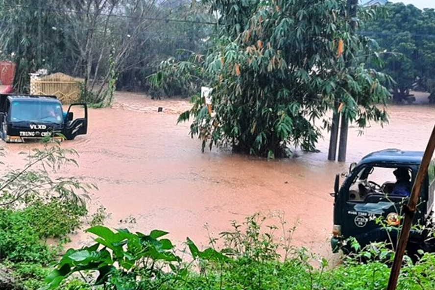 Chính quyền yêu cầu Cty thủy điện cắt lũ để tìm kiếm người dân bị nước lũ cuốn. Ảnh TA