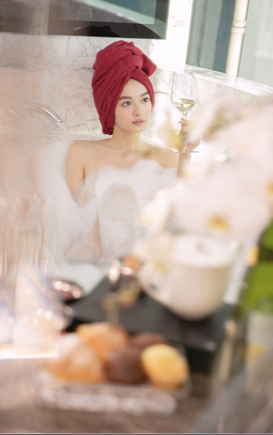 Gái già lắm chiêu V vừa tung ra loạt ảnh hậu trường cảnh tắm bán nude của Kaity Nguyễn trong phim. Đây là một trong những phân cảnh nghệ thuật được đầu tư kĩ lưỡng.