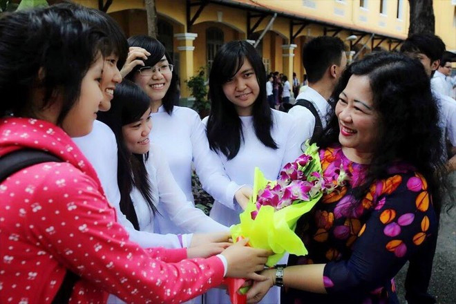 Lòng biết ơn của học sinh đối với thầy cô thể hiện nhân cách - Ảnh: BÍCH THANH Lòng biết ơn của học sinh đối với thầy cô thể hiện nhân cách - Ảnh: BÍCH THANH