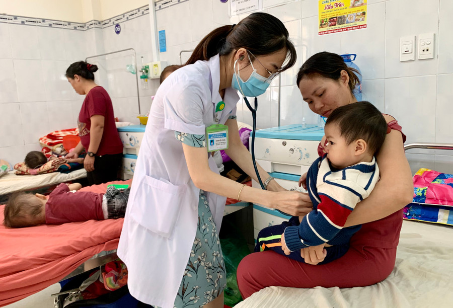 Số trẻ đến khám vì mắc các bệnh hô hấp tại Bệnh viện Nhi tỉnh tăng cao so với trước. Ảnh: Như Nguyện