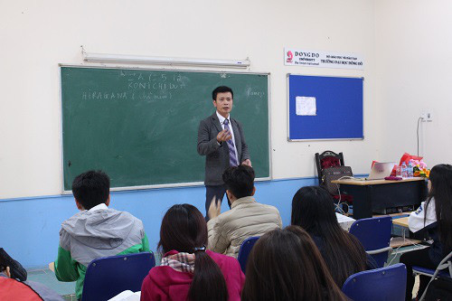 Ông Trần Khắc Hùng, nguyên chủ tịch HĐQT kiêm Viện trưởng Viện Đào tạo liên tục của trường, đang bị cơ quan công an truy nã. 