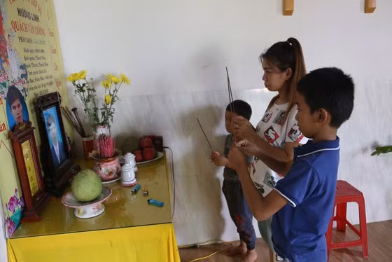 Chồng mất trong vụ tai nạn nổ mìn tại mỏ đá trái phép, chị Tr. (xã Ea Bar, huyện Buôn Đôn, tỉnh Đắk Lắk) một mình gồng gánh nuôi 2 con nhỏ. Ảnh: ĐÔNG NGUYÊN