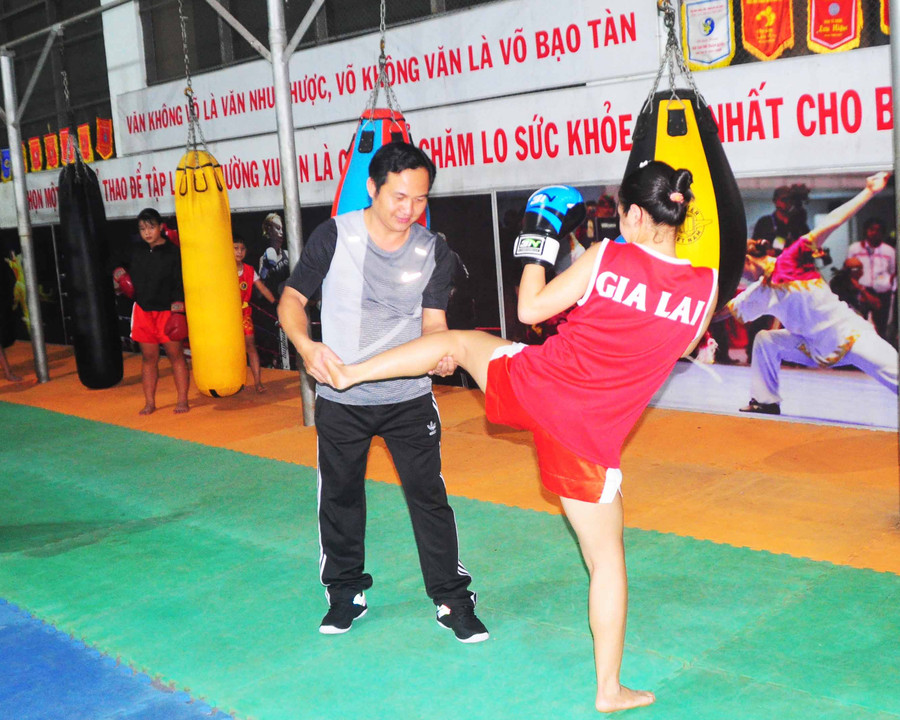 Huấn luyện viên Trần Bảo Sơn hướng dẫn kỹ năng cho các VĐV. Ảnh: Thiên Di