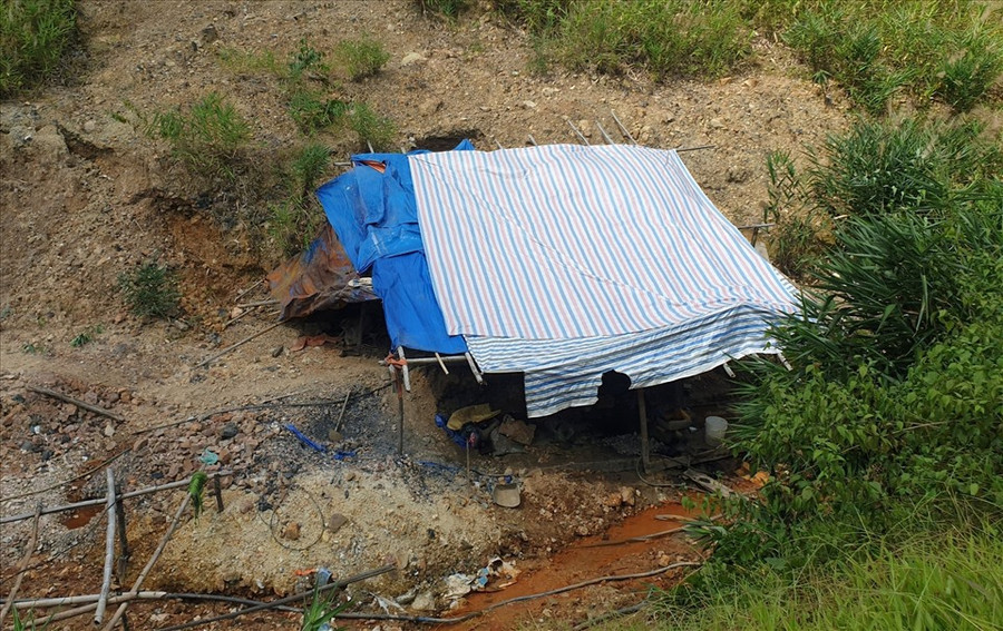 Lán trại khai thác vàng được các đối tượng dựng ngay bên bờ suối, bao quanh là 4 quả đồi cao chót vót. ẢNH: NGỌC GIÀU
