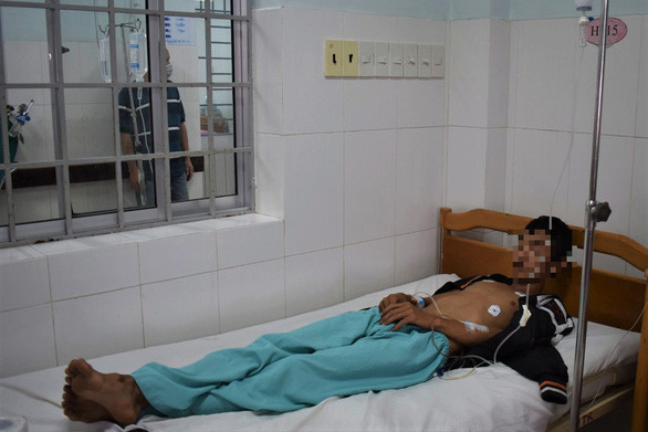 Bệnh nhân Phạm Văn Đạt đang được các bác sĩ tích cực chữa trị - Ảnh: MINH CHIẾN