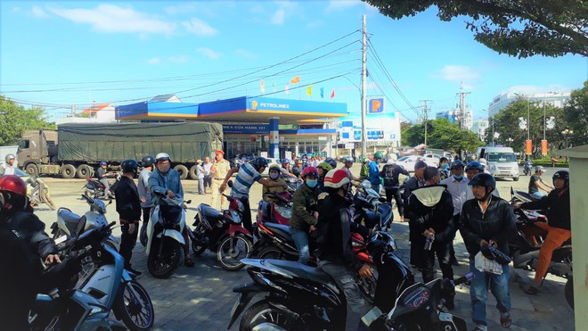 Người dân theo dõi công an xử lý vụ va chạm ẢNH: ĐỨC NHẬT