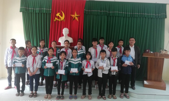 20 em học sinh Trường THCS Mỹ Duệ, Hà Tĩnh, nhận học bổng (mỗi suất 500.000 đồng) từ số tiền mà cô Du Mai gửi tặng. ẢNH: CÔ LƯƠNG DU MAI CUNG CẤP