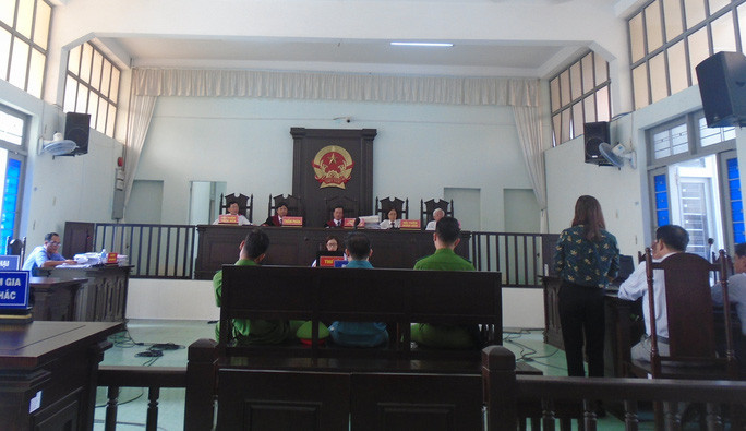  HĐXX truy hỏi nguyên lãnh đạo TTYT Phan Thiết trong phiên xử vào tháng 7-2020