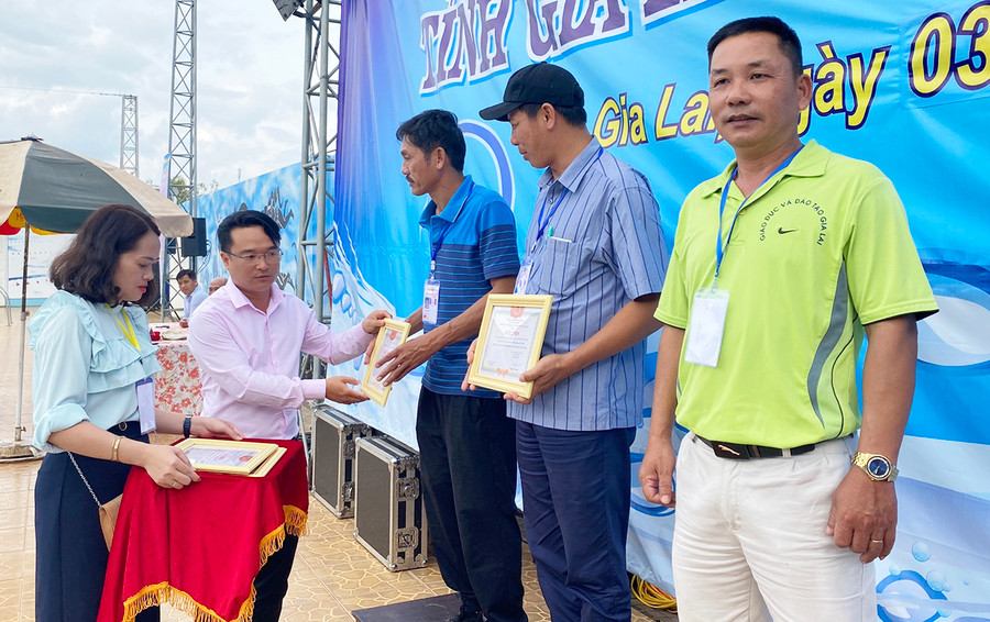 Ông Đỗ Duy Nam-Phó Bí thư Tỉnh đoàn trao giải cho các đơn vị đoạt giải nhất, nhì và ba toàn đoàn khối THPT. Ảnh: 