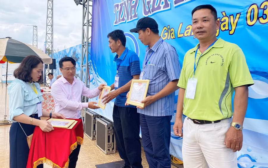 Ông Đỗ Duy Nam-Phó Bí thư Tỉnh đoàn trao giải cho các đơn vị đoạt giải nhất, nhì và ba toàn đoàn khối THPT. Ảnh: 