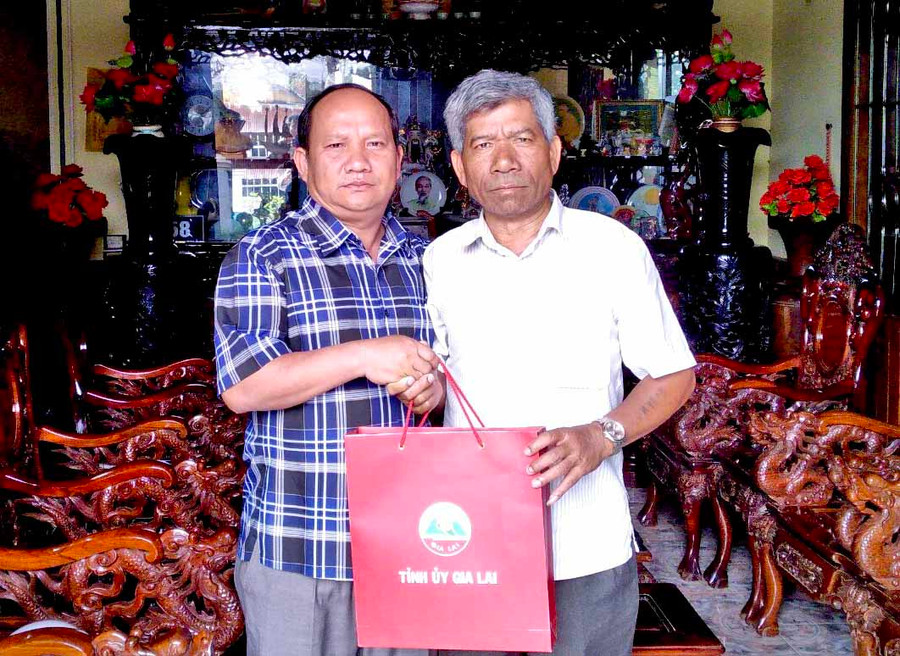 Đồng chí Rah Lan Chung-Trưởng Ban Nội chính Tỉnh ủy thăm và tặng quà đồng chí Rah Lan Tuấn-Nguyên Phó Chủ tịch HĐND tỉnh. Ảnh Lê Hòa (1)