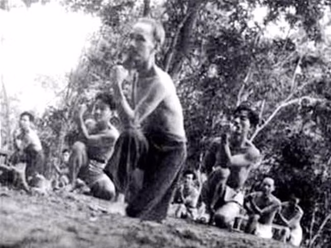 Bác Hồ tập võ cùng các chiến sĩ. 