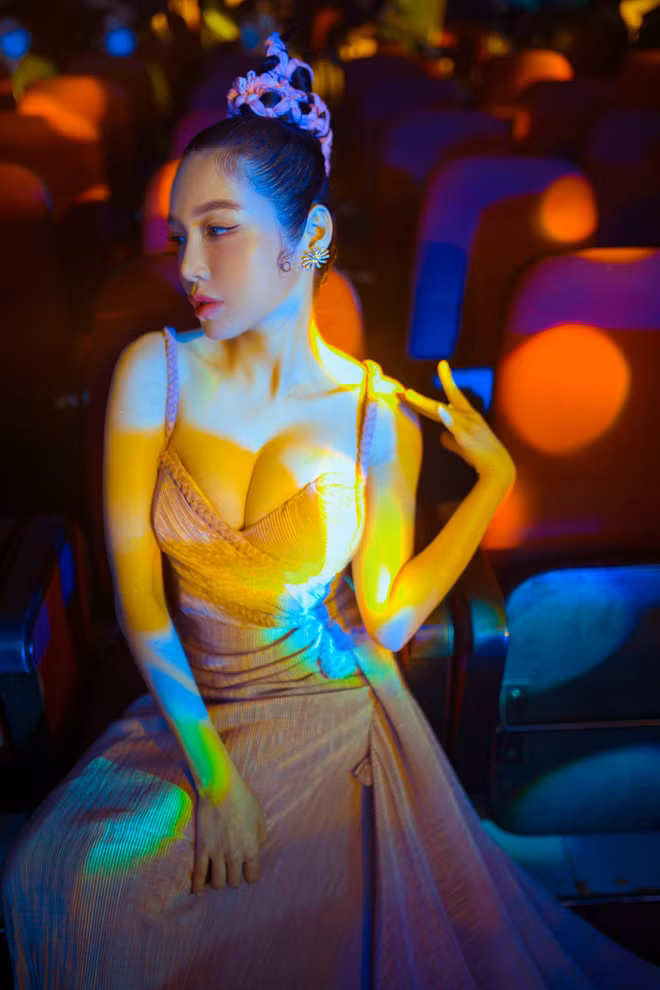 Nhắc đến mỹ nhân của showbiz Việt mặc đẹp tuần qua không thể không nhắc đến Elly Trần. Người đẹp đã chọn mặc theo phong cách của 