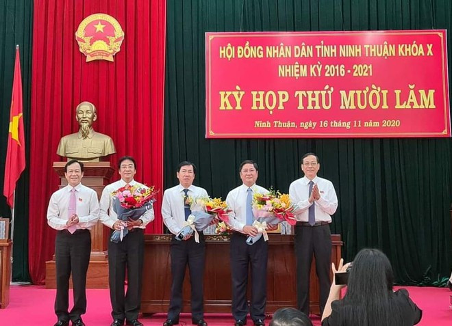 Kỳ họp đã bầu ông Trần Quốc Nam (thứ 2 bên phải ảnh) làm Chủ tịch UBND tỉnh Ninh Thuận và các ông Phan Tấn Cảnh (thứ 3 bên phải ảnh), Nguyễn Long Biên (thứ 4 bên phải ảnh) giữ chức Phó chủ tịch UBND tỉnh Ninh Thuận - Ảnh: Thiện Nhân Kỳ họp đã bầu ông Trần Quốc Nam (thứ 2 bên phải ảnh) làm Chủ tịch UBND tỉnh Ninh Thuận và các ông Phan Tấn Cảnh (thứ 3 bên phải ảnh), Nguyễn Long Biên (thứ 4 bên phải ảnh) giữ chức Phó chủ tịch UBND tỉnh Ninh Thuận - Ảnh: Thiện Nhân