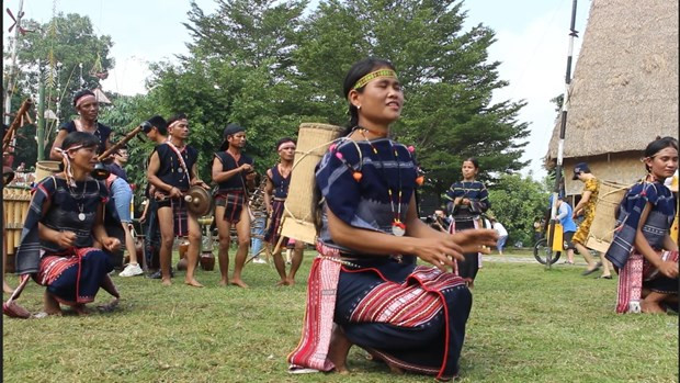  Những chiếc gùi trên gắn liền với văn hóa các dân tộc khu vực Trường Sơn-Tây Nguyên, không chỉ gắn liền với lao động, sinh hoạt mà còn là sản phẩm tinh thần đặc sắc, được những người phụ nữ đeo khi nhảy trong các lễ hội. (Ảnh: Minh Anh/Vietnam+)