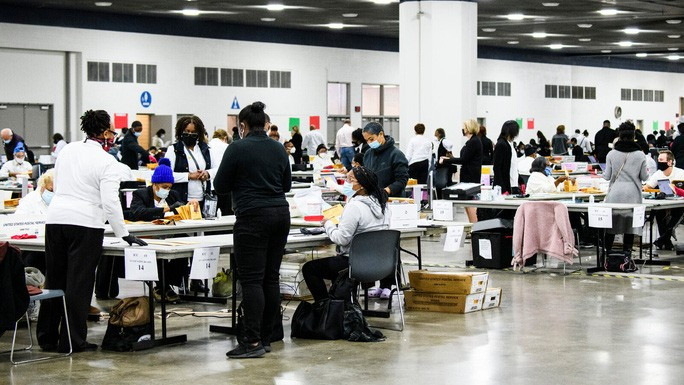 Nhân viên ở thành phố Detroit của bang Michigan đã bắt đầu xử lý các lá phiếu. Ảnh: New York Times  Nhân viên ở thành phố Detroit của bang Michigan đã bắt đầu xử lý các lá phiếu. Ảnh: New York Times