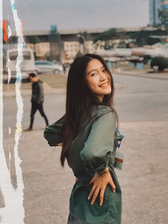 Doãn Hải My thuộc nhóm thí sinh nổi bật, được nhiều người kỳ vọng vào Top 5 của cuộc thi. Cô sở hữu chiều cao 1,67m, số đo ba vòng 78-56-89. Dù vậy, người đẹp sinh năm 2001 vẫn được đánh giá cao bởi kỹ năng trình diễn tốt, thần thái trên sân khấu. Loạt ảnh đời thường của Hải My thu hút nhiều sự chú ý. Dù không trang điểm đậm và sở hữu phong cách ăn mặc giản dị song cô vẫn gây ấn tượng với người đối diện ẢNH: FBNV