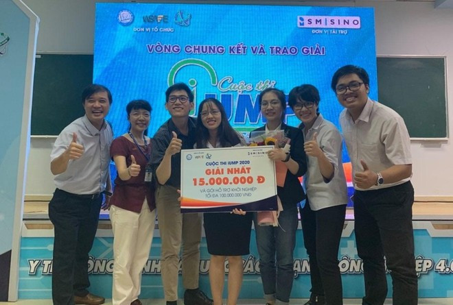 Nhóm tác giả vui mừng nhận giải nhất tại cuộc thi NVCC