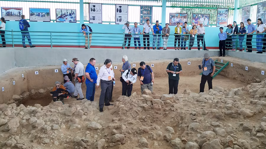  Các nhà khoa học thăm một điểm khảo cổ được bảo quản tại Rộc Tưng. Ảnh: Nguyễn Quang Tuệ