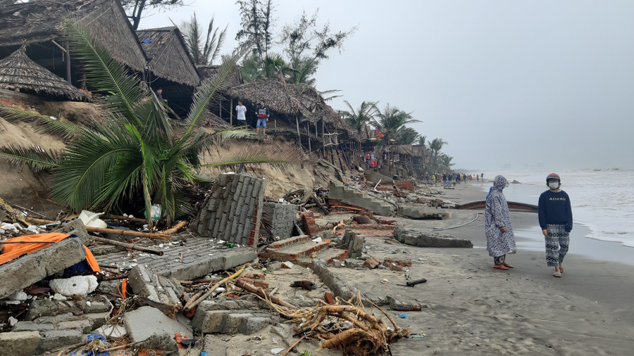  Do ảnh hưởng của cơn bão số 13 đã gây ra sạt lở, ảnh hưởng kinh tế rất lớn cho các hộ kinh doanh.