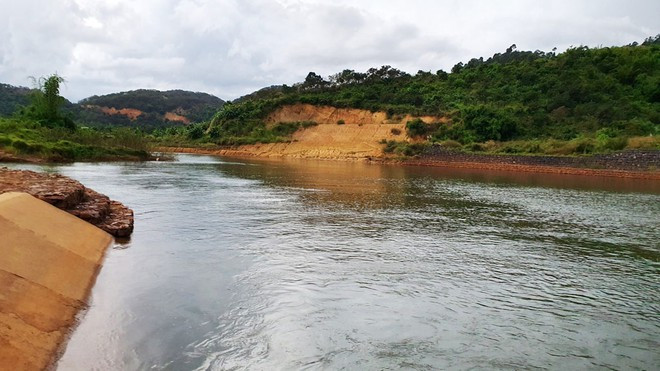 Nước tại hồi chứa đập tràn rất sâu gây nhiều khó khăn cho việc cứu hộ, tìm kiếm. ẢNH: TRÙNG DƯƠNG