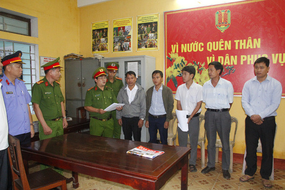 Công an đọc lệnh khởi tố đối với ông Nguyễn Văn Hòa (nguyên chủ tịch UBND phường Thủy Xuân, TP Huế) và 4 đồng phạm - Ảnh: TRẦN HỒNG