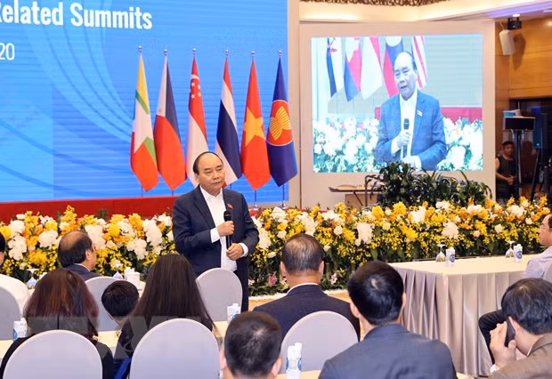 Thủ tướng Nguyễn Xuân Phúc kiểm tra công tác chuẩn bị cho Hội nghị Cấp cao ASEAN lần thứ 37. (Ảnh: Thống Nhất/TTXVN)