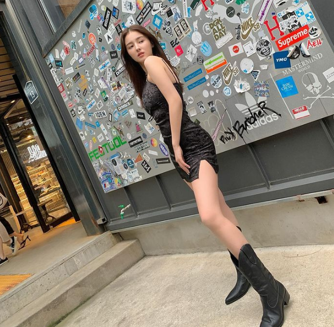 Mỹ nhân 10X cũng chuộng các loại quần ngắn để khoe chân dài miên man và đặc biệt là cặp đùi “mật ong” săn chắc ẢNH: INSTAGRAM NV