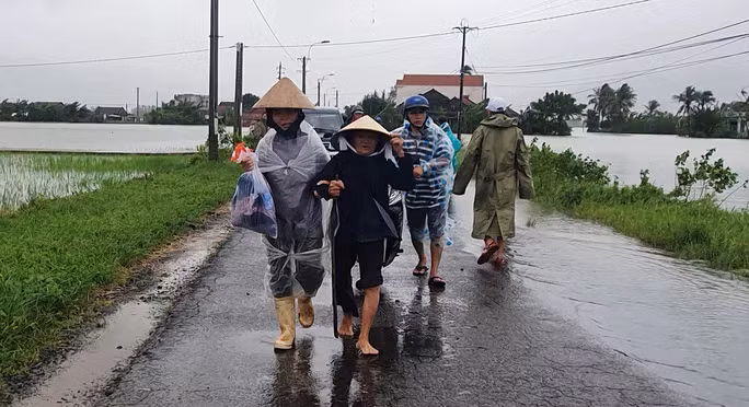 Đưa 1 cụ bà ở xã Hòa Thịnh chạy lũ