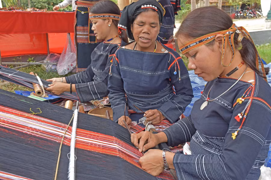 Già Đinh Thị Lăm (ở giữa-làng Kgiang, xã Kông Lơng Khơng, huyện Kbang) nổi tiếng bởi tài nghệ “hướng dẫn viên du lịch”. Ảnh: Trần Dung