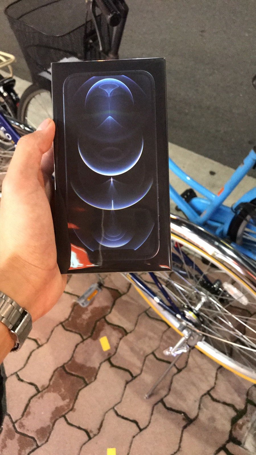 Anh Lê Thanh xếp hàng 5 tiếng tại cửa hàng ở Nhật Bản để trở thành một trong những người đầu tiên sở hữu iPhone 12. Ảnh: Lê Thanh