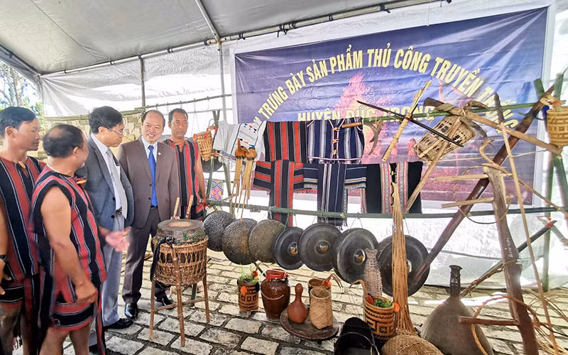 Gian trưng bày sản phẩm thủ công truyền thống của đồng bào dân tộc huyện Đức Trọng. 